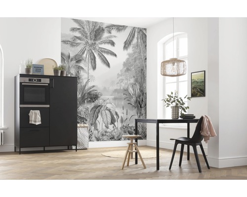 Eetkamer met zwarte eettafel, stoel en dressoir voor een fotobehang met jungle motief.