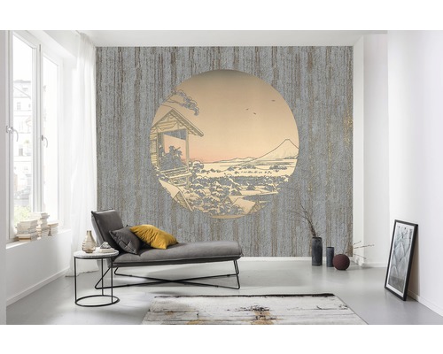 Woonkamer met patroonbehang met Japans landschapsthema