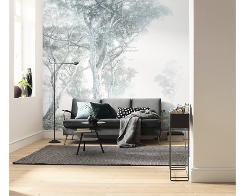 Woonkamer met fotobehang, bank, vloerkleed en staande lamp