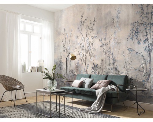 Woonkamer met bloemenbehang, bank en fauteuil