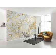 Woonkamer met grijs behang met gouden motief, stoel, bank en tafel