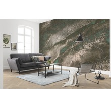Woonkamer met grijze bank, tafel, lamp en fotobehang met abstract patroon