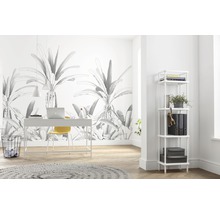 Lichte werkkamer met bureau, stoel, rek en botanisch behang