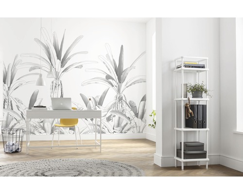 Lichte werkkamer met bureau, stoel, rek en botanisch behang