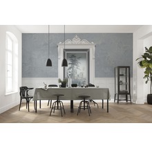 Eetkamer met eettafel, stoelen, hanglampen, vitrinekast en wanddecoratie met rand en behang
