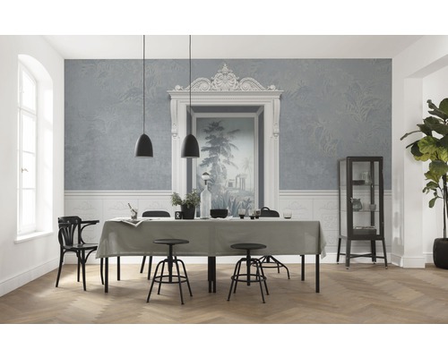 Eetkamer met eettafel, stoelen, hanglampen, vitrinekast en wanddecoratie met rand en behang