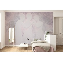 Slaapkamer met bed, spiegel en fotobehang met afbeelding van een vrouw