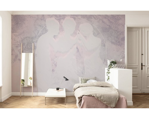 Slaapkamer met bed, spiegel en fotobehang met afbeelding van een vrouw