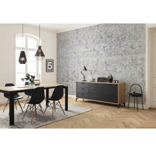 Eetkamer met eettafel, stoelen, dressoir en patroonbehang