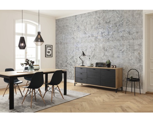 Eetkamer met eettafel, stoelen, dressoir en patroonbehang