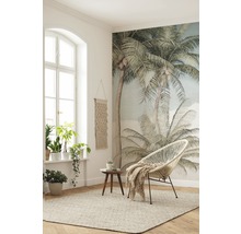 Lichte kamer met raam, palmboom muurschildering, tapijt, stoel en bijzettafel