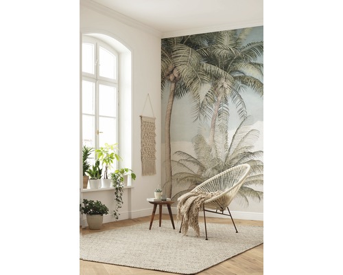 Lichte kamer met raam, palmboom muurschildering, tapijt, stoel en bijzettafel