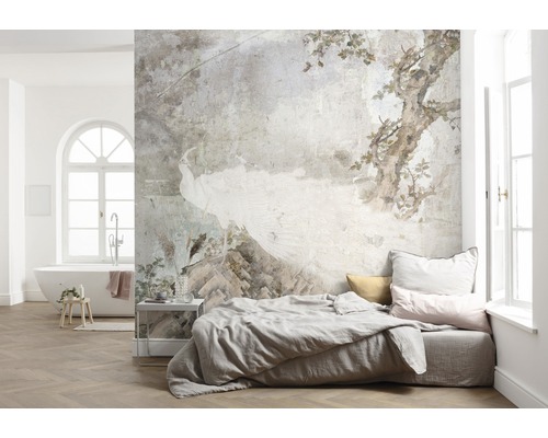 Slaapkamer met behang met pauwenmotief
