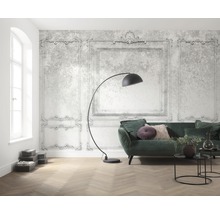 Lichte woonkamer met sierlijstbehang, bank, staande lamp en houten vloer