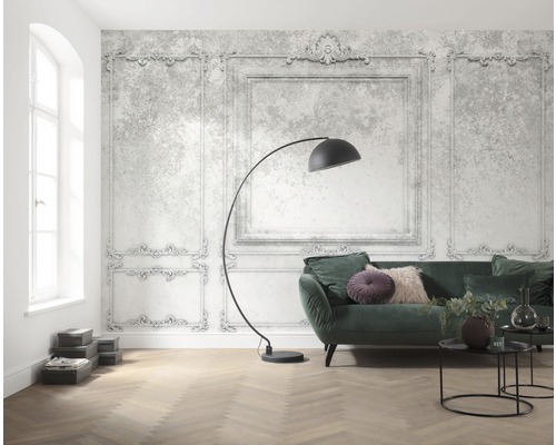 Lichte woonkamer met sierlijstbehang, bank, staande lamp en houten vloer