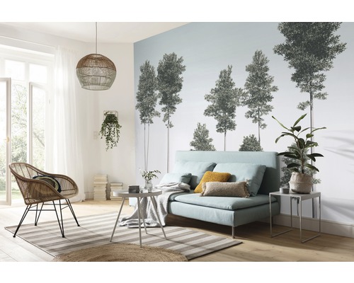 Woonkamer met bank, stoel, lamp en fotobehang