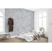 Lichte slaapkamer met patroonbehang, bed en houten vloer