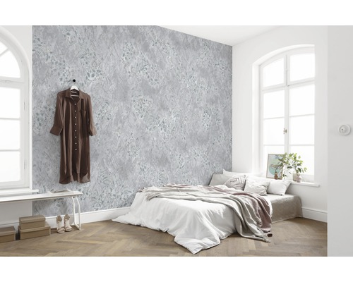 Lichte slaapkamer met patroonbehang, bed en houten vloer