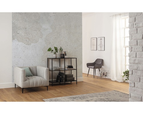 Woonkamer met fauteuil, rek en decoratieve wanddecoratie