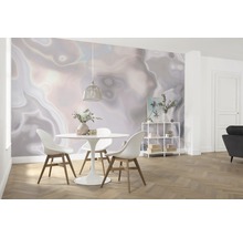 Lichte kamer met eettafelgroep, rek en abstract behang