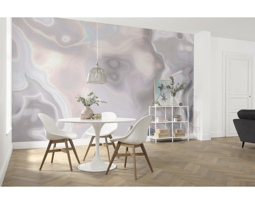 Lichte kamer met eettafelgroep, rek en abstract behang