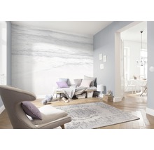 Lichte woonkamer met fotobehang, fauteuil en vloerkleed