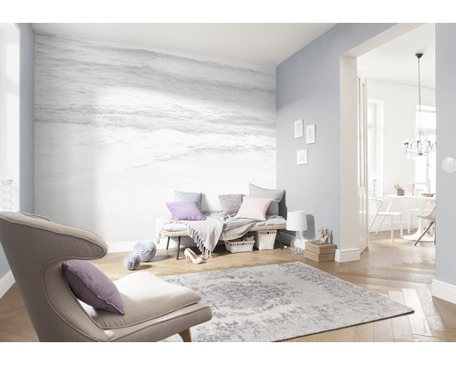 Lichte woonkamer met fotobehang, fauteuil en vloerkleed