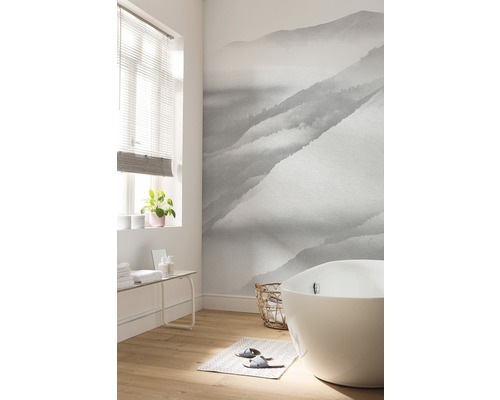 Badkamer met ligbad en foto behang met bergmotief