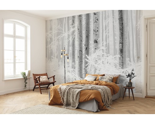 Slaapkamer met fotobehang winterbos, bed en houten vloer