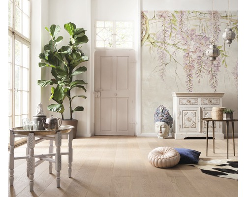 Lichte ruimte met vijgenboom, tafel, decoratie en een muur met bloemmotief