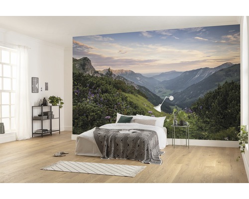 Slaapkamer met fotobehang van een berglandschap