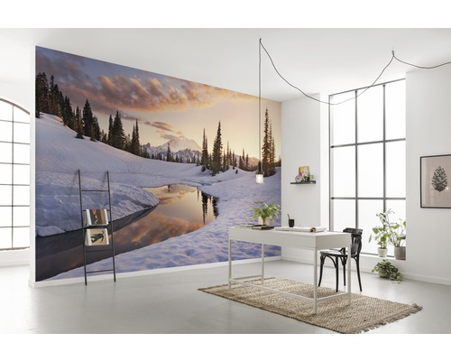 Kamer met fotobehang van een besneeuwd bergmeer bij zonsondergang en minimalistische kantoorinrichting