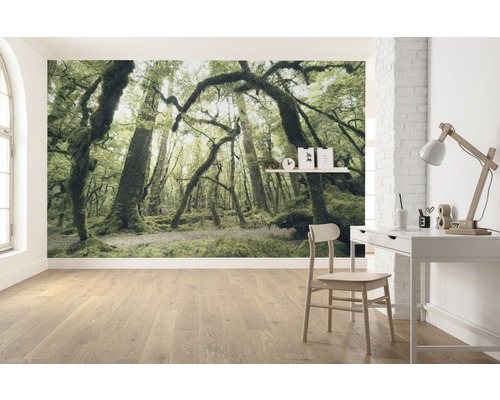 Woonkamer met fotobehang met bosmotief, bureau en stoel