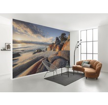 Woonkamer met fotobehang van een kustlandschap met rotsen en zee