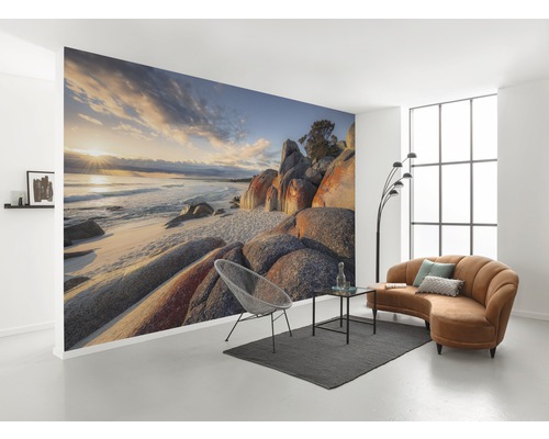 Woonkamer met fotobehang van een kustlandschap met rotsen en zee