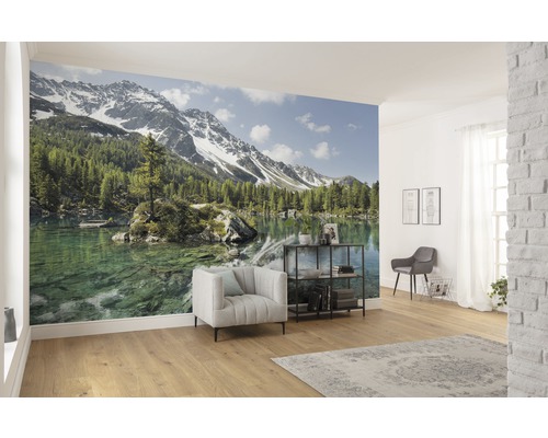 Woonkamer met fotobehang van een bergmeer