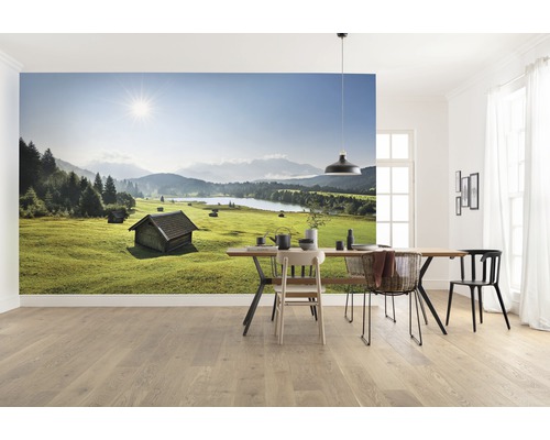 Lichte kamer met fotobehang van een landschap met bergen en een meer