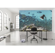Lichte ruimte met bureau, stoel, staande lamp en fotobehang met zeemotief