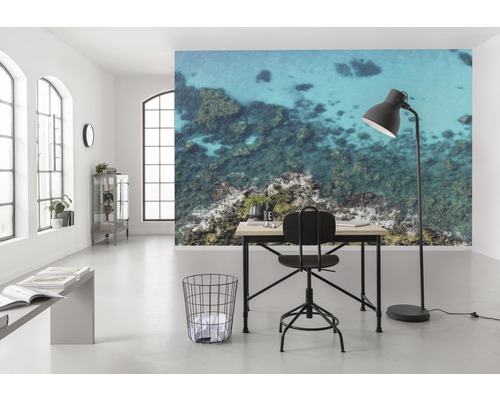 Lichte ruimte met bureau, stoel, staande lamp en fotobehang met zeemotief