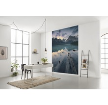 Moderne werkkamer met bureau, stoel, ladderkast en fotobehang met berglandschap