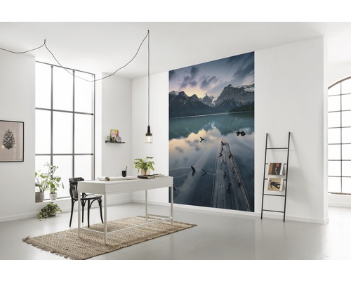 Moderne werkkamer met bureau, stoel, ladderkast en fotobehang met berglandschap