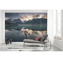 Wanddecoratie met bergmeermotief in een modern ingerichte woonkamer