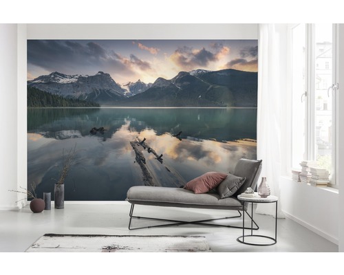 KOMAR Fotobehang vlies SHX9-012 Wanderlust - Stefan Hefele Burning Emerald 450x280 cm Wanddecoratie met bergmeermotief in een modern ingerichte woonkamer