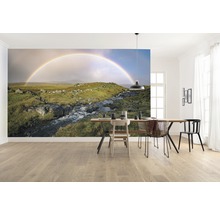 Lichte kamer met fotobehang van een regenboog boven een landschap