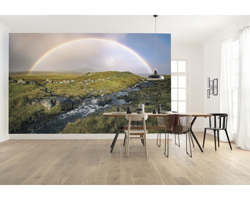Lichte kamer met fotobehang van een regenboog boven een landschap