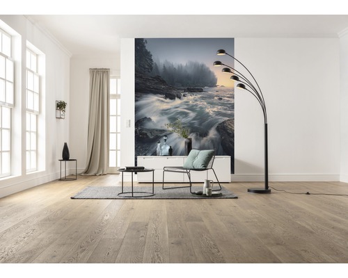 Lichte woonkamer met houten vloer, fotobehang met riviermotief en zwarte booglamp.