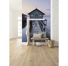 Interieur met houten vloer, bank en fotobehang met zeehuis motief