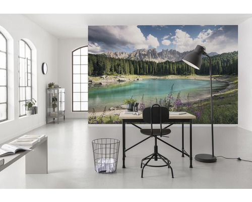Lichte ruimte met een fotobehang van een meer en bergen, bureau en stoel
