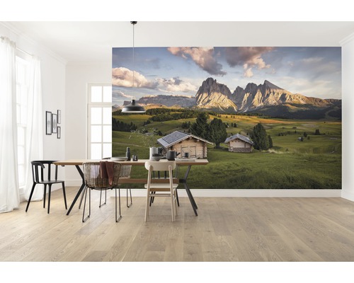 Eetkamer met fotobehang berglandschap, eettafel en stoelen