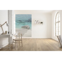 Lichte ruimte met bureau, stoel en fotobehang met strandmotief